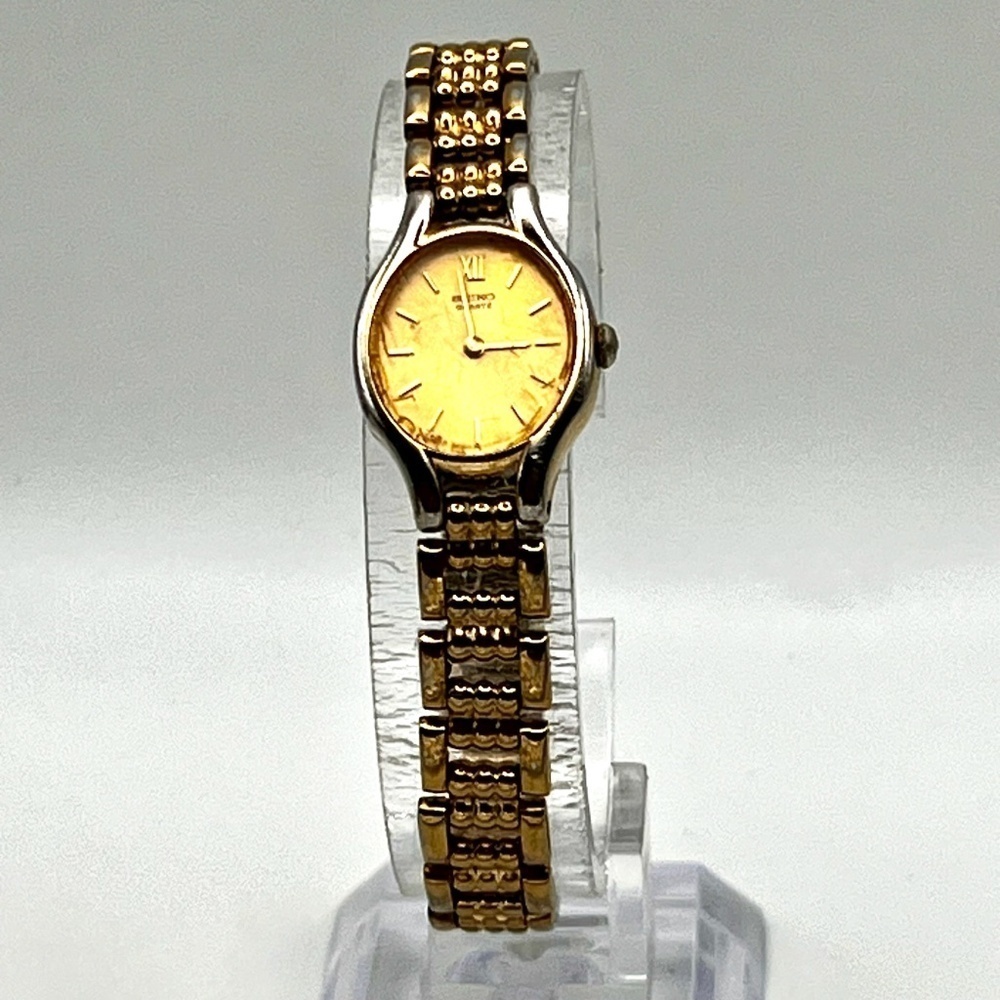 Vintage Seiko Petite Gold tone Oval Ladies Watch Working.